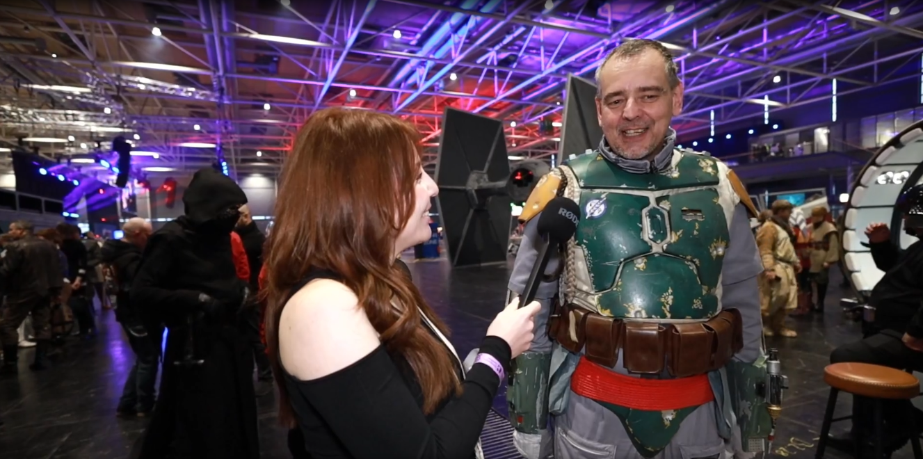 Verena interviewt einen Cosplayer in Boba-Fett-Rüstung auf der Gamevasion